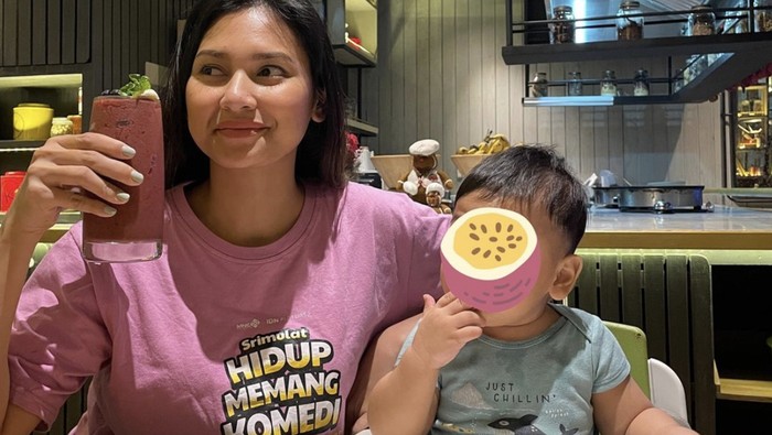 Pesona Indah Permatasari Saat 'Jualan' Pisgor hingga Bikin Donat