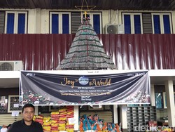 Pohon Natal dari Botol Bekas di Gereja Santo Yoseph Sambut Sukacita Natal