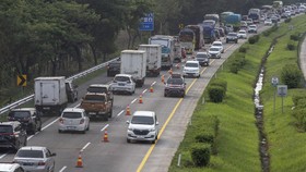 Petugas Pertamina Siaga Bantu Pemudik Habis BBM Saat Contraflow
