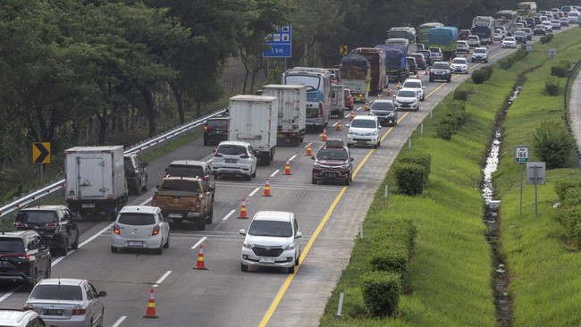 Pertamina Patra Niaga menyiagakan motoris sampai petugas mobile untuk membantu pemudik yang kehabisan BBM di jalur contraflow jalan tol Jakarta-Cikampek.