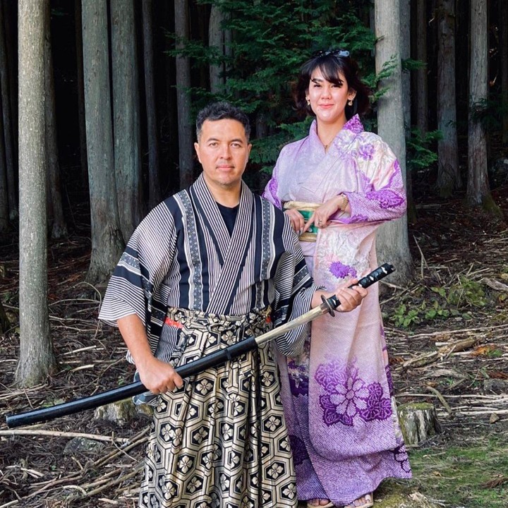 <p>"Bapak aduh bapak. Bapak bawa pedang begitu bikin saya gimana gitu pak. Biasanya kan Bapak bawa pulang martabak, sekarang melihat Bapak bahagia jadi samurai bawa-bawa pedang ke mana-mana, walaupun muka Bapak enggak galak, tapi tetap bikin saya jadi tambah naksir sama Bapak ah. Entar malam makan udon yuk, Pak!" tulis pemain <em>AADC</em> ini dalam unggahan bersama sang suami kala berlibur ke Jepang. (Foto: Instagram: @syssio)</p>