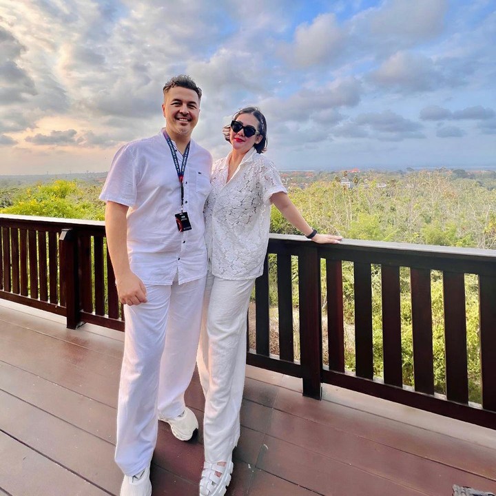 <p>Banyak netizen yang mengatakan pasangan suami istri ini merupakan pasangan idaman, Bunda. Mereka pun mendoakan keduanya agar selalu mesra dan romantis. (Foto: Instagram: @syssio)</p>