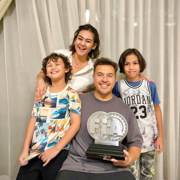 <p>Artis cantik Sissy Prescillia menikah dengan pebalap Rifat Sungkar pada tahun 2010, Bunda. Dari pernikahan ini, keduanya pun dikaruniai dua orang anak. (Foto: Instagram: @syssio)</p>