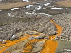 Perubahan Iklim Buat Sungai Arktik Berwarna Oranye Penuh Mineral Beracun