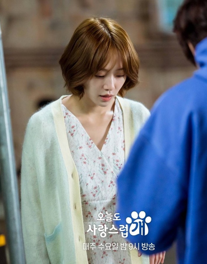 Tak melulu pakai celana, Park Gyu Young juga tampil kece dengan midi dress floral yang dipadu dengan cardigan warna pastel. Ia memadukan outfit ini dengan sepatu high sneakers untuk tampilan yang lebih trendi./ Foto: MBC