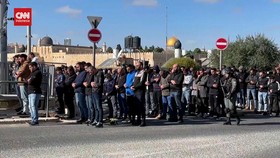 VIDEO: Israel Hadang Warga Palestina di Al Aqsa dengan Gas Air Mata