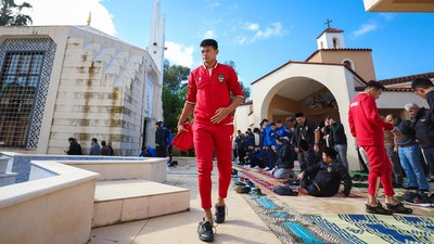 Wajah toleransi di Turki langsung terasa saat penggawa Timnas Indonesia melaksanakan slat Jumat di depan teras gereja di Antalya.