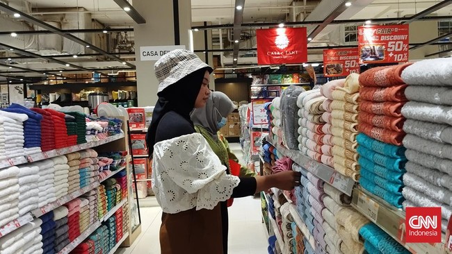 Emak-emak memborong berbagai peralatan rumah tangga di gelaran Transmart Full Day Salae yang berlangsung di Transmart Kota Kasablanka, Jakarta, Sabtu (23/12).
