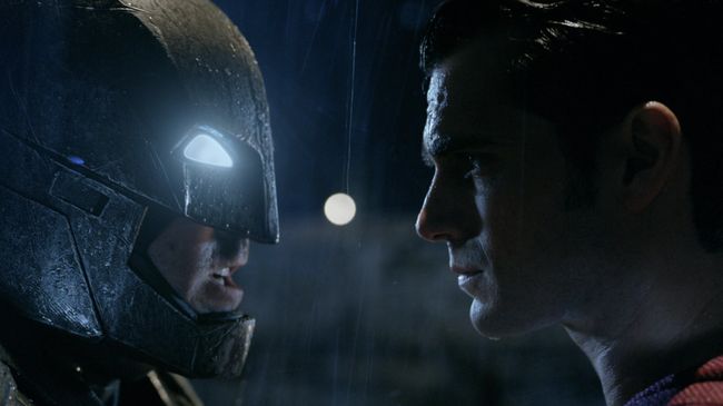 Jadwal Bioskop Trans TV hari ini (12 Desember) Batman v Superman. Berikut sinopsis Batman v Superman: Dawn of Justice.
