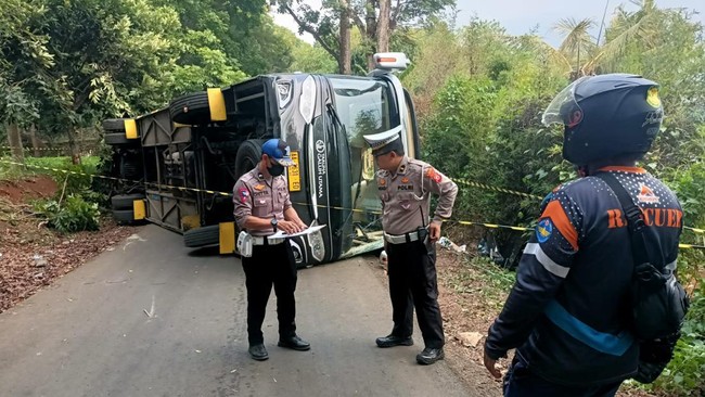 Bus membawa mahasiswa terguling di Jalan Raya Kiarapayung, Jatinangor, Jawa Barat, Minggu (24/12), diduga karena tidak kuat menanjak.