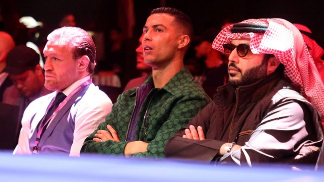 Bintang Al Nassr Cristiano Ronaldo disebut tidak nyaman duduk di sebelah Conor McGregor saat keduanya menyaksikan duel tinju Anthony Joshua vs Otto Wallin.
