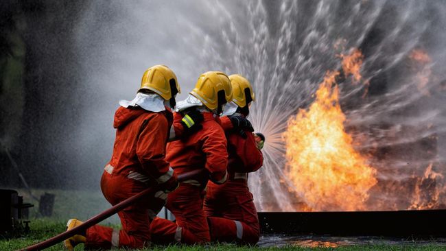 Pemadam Kebakaran bertugas di bidang pencegahan dan penanggulangan kebakaran. Simak gaji Pemadam Kebakaran dan tunjangan yang didapat.
