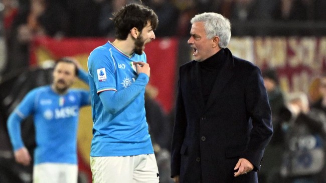 Jose Mourinho terlibat cekcok dengan Kvicha Kvaratskhelia saat AS Roma vs Napoli. Apa yang menyebabkan Mourinho dan Kvaratskhelia berantem?