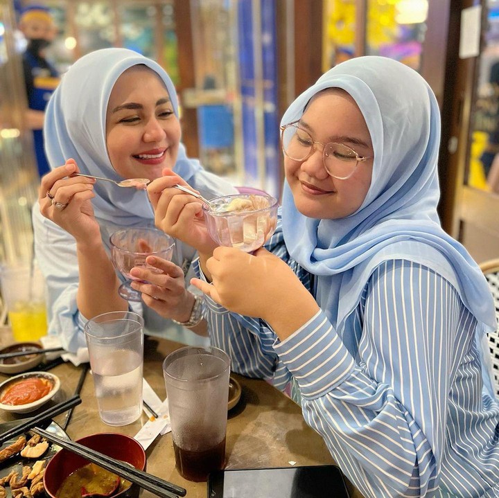 <p>Keduanya pun selalu tampil kompak mengenakan pakaian dengan warna senada seperti potret ini, Bunda. (Foto: Instagram@julianamoechtar)</p>