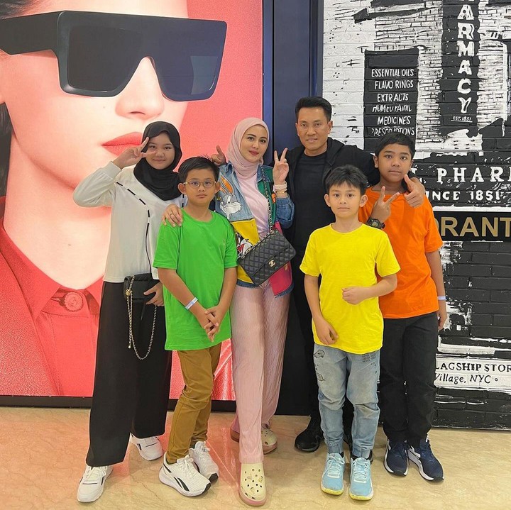 <p>Sebelum menikah dengan Juliana, sang suami yang merupakan Perwira TNI juga seorang <em>single parent</em> dengan dua anak. Kini, Juliana Moechtar mendapatkan dua anak sambung yang terdiri dari anak perempuan dan anak laki-laki. (Foto: Instagram@julianamoechtar)</p>