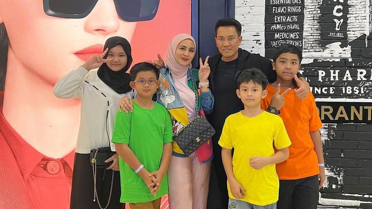 Juliana Moechtar dan Anak Sambung
