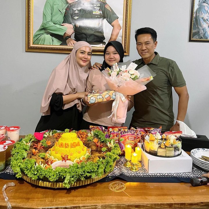 <p>Anak perempuan sang suami yang akrab disapa Acha itu diketahui sangat dekat dengan Juliana. Hal itu diketahui langsung dari beberapa momen yang dibagikan Juliana di Instagram. (Foto: Instagram@julianamoechtar)</p>