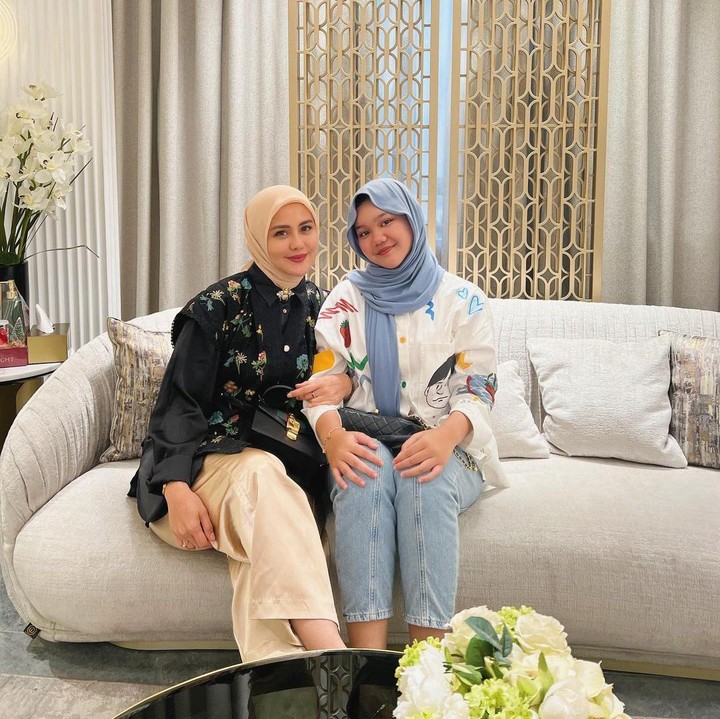 <p>Potret tersebut pun ternyata menuai pujian dari netizen. Tak sedikit dari mereka yang mengatakan keduanya mirip seperti kakak dan adik. "Ini adek kakak yaa, cantik-cantik banget sih <em>the best</em> bunda," tulis akun <em>@yenni****.</em> (Foto: Instagram@julianamoechtar)</p>
