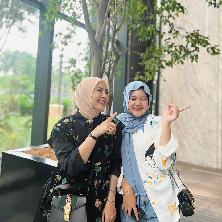 <p>Sebagai ibu sambung, Juliana tak jarang juga membagikan momen bersama anak-anak suaminya. Seperti potret berikut ini. "Judulnya menanti libur cekolahhhh," tulis Juliana. (Foto: Instagram@julianamoechtar)</p>