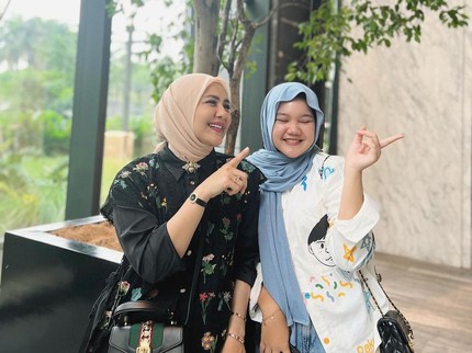 7 Potret Juliana Moechtar & Putri Sambungnya, Kedekatan Dipuji  dan Bak Kakak Adik