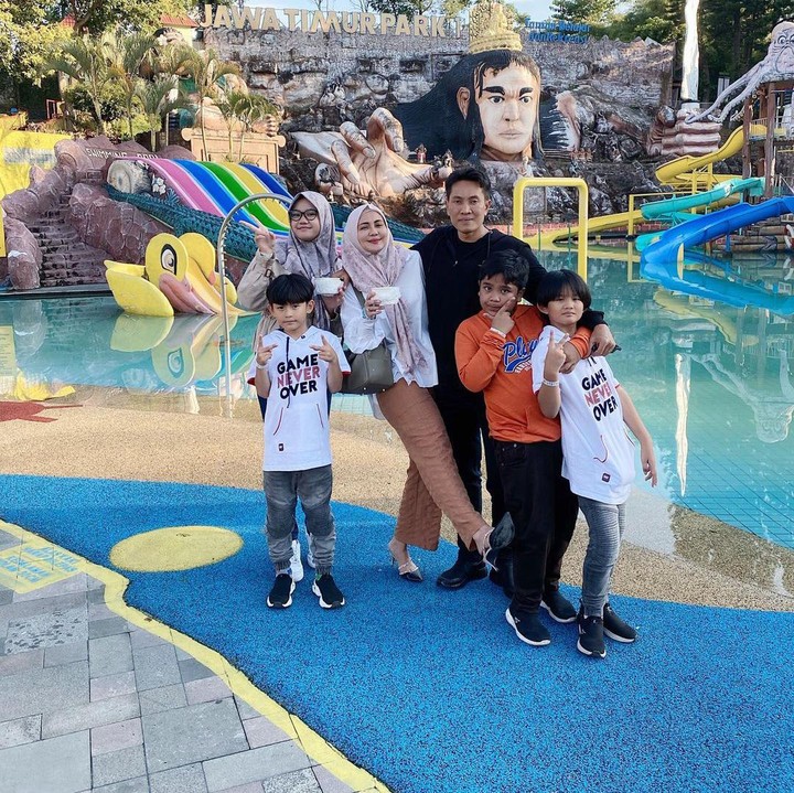 <p>Selain dengan anak perempuan suaminya, Juliana juga dekat dengan anak laki-lakinya. Bahkan, mereka juga sering menghabiskan waktu luang bersama. (Foto: Instagram@julianamoechtar)</p>