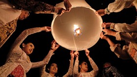 FOTO: Lampion-lampion Perdamaian di Langit Borobudur