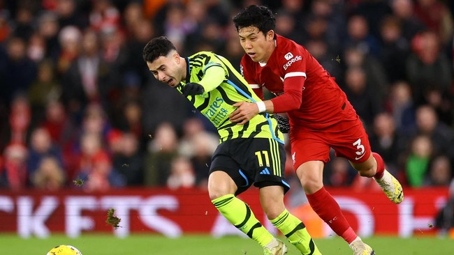 Wataru Endo tampil impresif saat Liverpool ditahan imbang Arsenal 1-1 pada lanjutan Liga Inggris. Sebuah penampilan yang membuat Timnas Indonesia wajib waspada.
