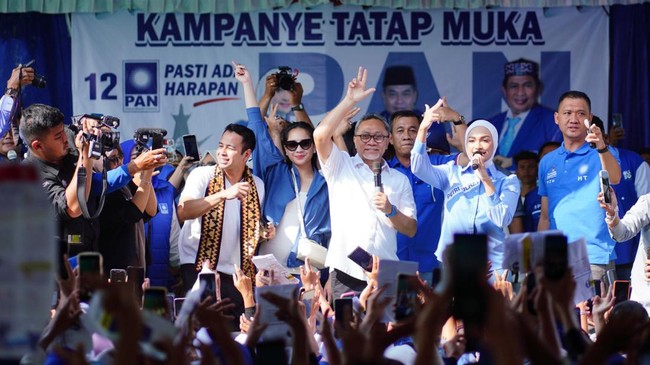 Ketua Umum Partai Amanat Nasional Zulkifli Hasan atau Zulhas mengajak seluruh lapisan masyarakat, termasuk warga Lampung menyambut tahun politik dengan bahagia.