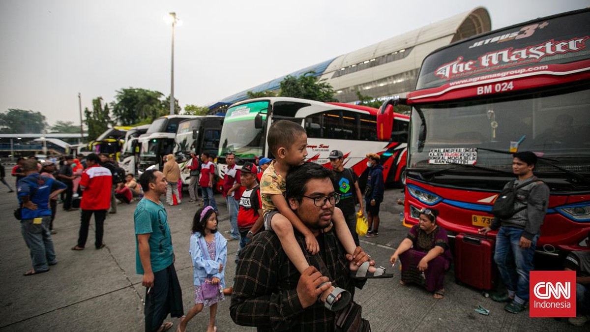 FOTO: Suasana Puncak Mudik Nataru 2023 di Kampung Rambutan