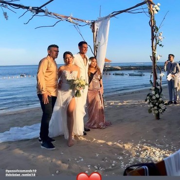 Amanda Gonzales dan Christian Rontini Resepsi Pernikahan Pinggir Pantai