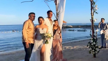 img-title Amanda Gonzales dan Christian Rontini Resepsi Pernikahan Pinggir Pantai