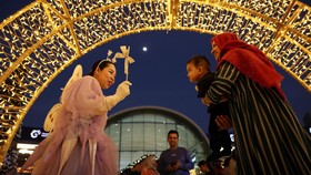FOTO: Gemerlap Cahaya Natal Menerangi Dubai