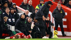 Liverpool vs Arsenal: Saka Jatuhkan Tsimikas dan Buat Klopp Ambruk