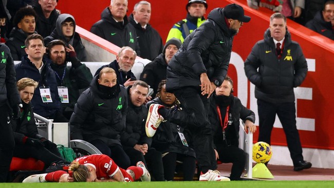 Pemain Arsenal Bukayo Saka membuat Kostas Tsimikas terjatuh dan lantas menghantam Jurgen Klopp di laga Liverpool vs Arsenal, Minggu (24/12) dini hari.