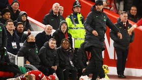 Cedera Parah Tsimikas Usai Menabrak Klopp di Liverpool vs Arsenal