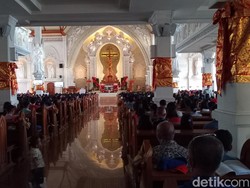 Kapasitas Tak Memadai, Jemaat Gereja Katedral Denpasar Dipindahkan Sebagian