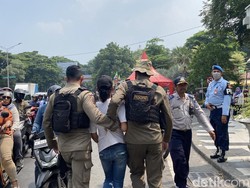 Juru Parkir Liar di Sekitar Kebun Binatang Surabaya Ditertibkan