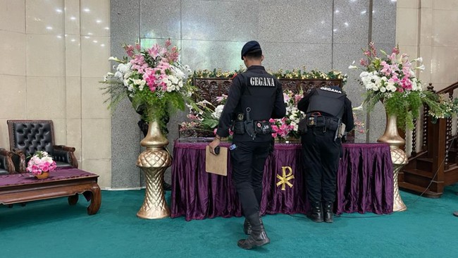 Sebanyak 185 gereja di Jakarta Barat hingga 158 gereja di Makassar dijaga ketat polisi jelang perayaan Ibadah Natal 2023.