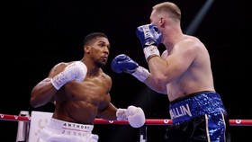 Hasil Tinju: Anthony Joshua Menang TKO Ronde 5, Wallin Menyerah