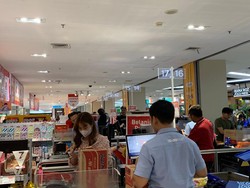 Semakin Malam, Antrean Pengunjung Transmart Full Day Sale Mengular di Kasir