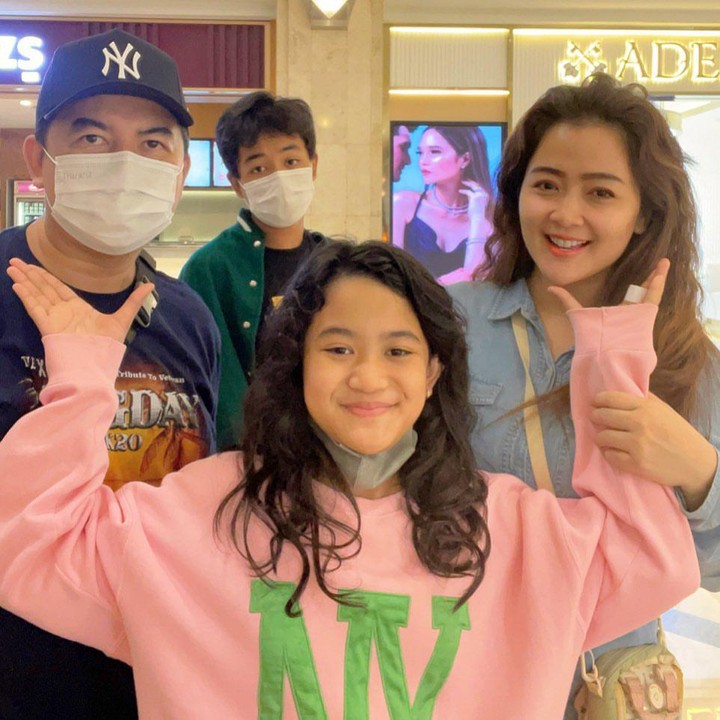 <p>Meski jarang disorot layar kaca, Vega dan suami selalu membagikan momen bersama anak-anak di media sosial. "Minggu malam kita Ngemall aka udah senang banget," ujar Vega. (Foto: Instagram@vegadarwanti123)</p>