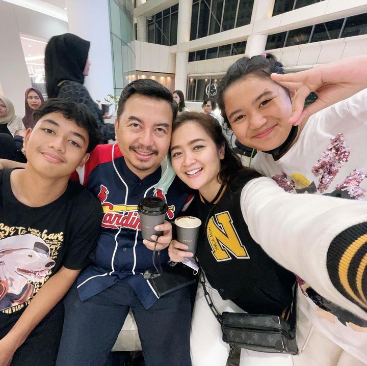 <p>Mereka adalah Razqa Aatmadeva Senjaya yang kini berusia 13 tahun dan Nadeva Letizia Senjaya yang berusia 10 tahun. (Foto: Instagram@vegadarwanti123)</p>