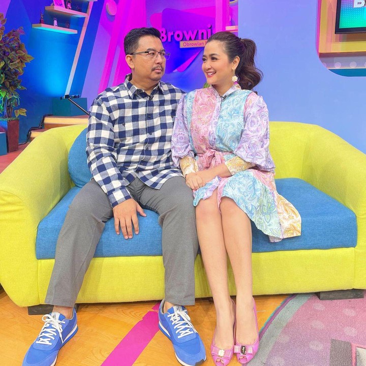 <p>Kini, pasangan yang usianya terpaut 10 tahun itu sudah mengarungi bahtera rumah tangga selama 14 tahun dan dikaruniai dua anak, yakni satu anak laki-laki dan satu anak perempuan. (Foto: Instagram@vegadarwanti123)</p>