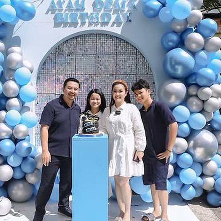 <p>Kehidupan keluarga Vega Darwanti dan suaminya yang berprofesi sebagai dokter tampaknya jarang tersorot publik. Meski begitu, keduanya selalu tampil harmonis dan jarang diterpa isu miring, Bunda. (Foto: Instagram@vegadarwanti123)</p>