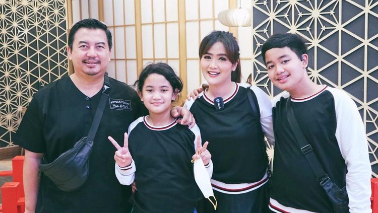 Vega Darwanti dan Keluarga