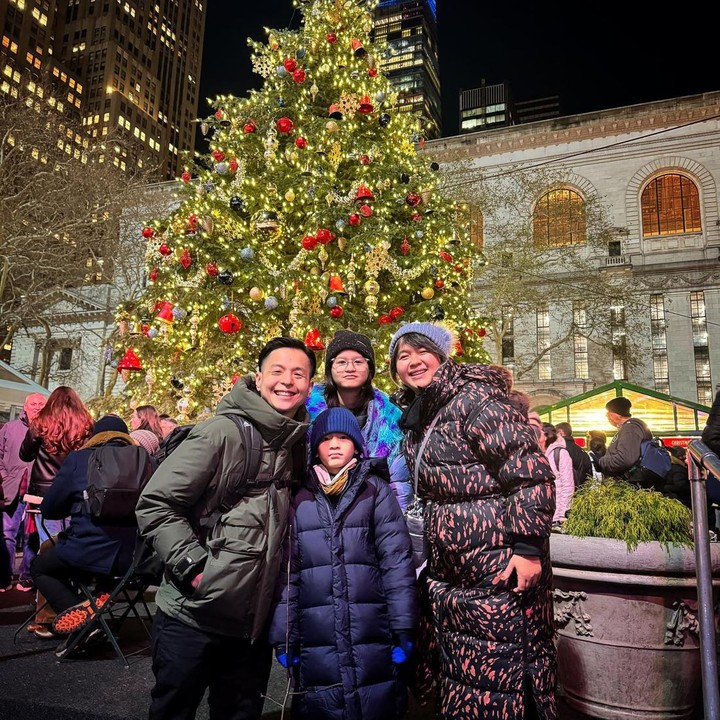 <p>Seleb keenam ada potret perayaan Natal dari keluarga Ernest Prakasa. Dari unggahan ini, keluarga mereka tampak menikmati momen ini sambil liburan ke luar negeri, ya, Bun? Wah <em>happy holiday</em> untuk Ernet sekeluarga. (Foto: Instagram @ernestprakasa)<br /><br /><br /></p>
