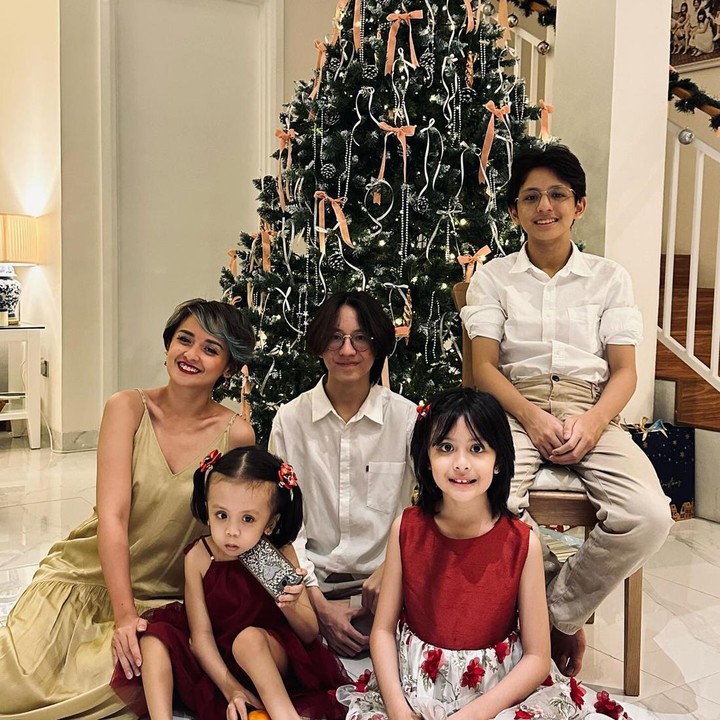 <p>Tak ketinggalan, keluagra Joanna Alexandra turut membagikan potret perayaan Natal. Bersama keempat anaknya, Bunda 36 tahun tersebut tampak bahagia mengabadikan momen dengan pohon Natal di rumah dan mendapat banyak doa dari netizen. Natal tahun ini menjadi kali ketiga bagi Joanna dan keempat anak-anaknya merayakan tanpa kehadiran Raditya Oloan. Kini, baik Joanna maupun anak-anaknya jauh terlihat lebih tegar dan bahagia melanjutkan hidup mereka. (Foto: Instagram @joannaalexandra)<br /><br /><br /></p>
