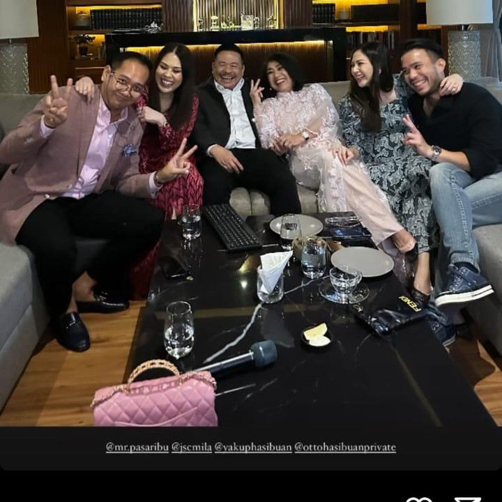 <p>Selanjutnya yaitu keluarga Jessica Mila, nih. Bintang<em> Imperfect</em> tersebut menunjukkan momen berkumpul bareng keluarga dengan sukacita. Natal ini merupakan momen pertamanya sebagai istri setelah dipersunting Yacub Hasibuan pada Mei 2023 lalu.  (Foto: Instagram @jscmila)<br /><br /><br /></p>