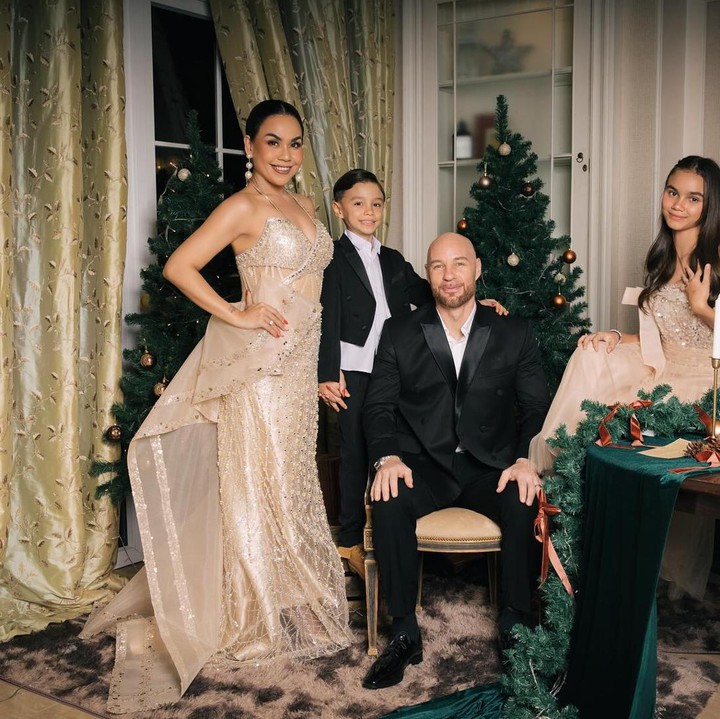 <p>Selanjutnya yakni presenter Melaney Ricardo. Dalam unggahan di akun media sosialnya, bunda dua orang anak tersebut membagikan potret keluarga lengkap dengan penampilan menawan. "APA LAGU NATAL FAVORITMU? YANG SATU INI ADALAH FAVORITKU. BTW, SELAMAT NATAL, SEMUANYA," tulisnya membagikan kehangatan Natal di Instagram miliknya. Momen Natal tahun ini, sang suami Tyson James Lynch nampaknya pulang ke Jakarta untuk berkumpul dengan anak-anaknya dan Melaney. (Foto: Instagram @melaney_ricardo)<br /><br /><br /></p>