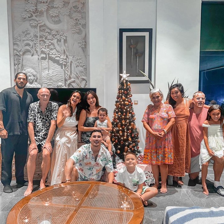 <p>Bunda seleb pertama yang membagikan potret merayakan Natal bareng keluarga yakni Jessica Iskandar, Bunda. Melalui postingan di Instagram, ia turut memberikan ucapan dan harapan, nih. "<em>Merry Christmas. May God bless you with the warmth of Christmas.</em> Damai natal selalu bersama kita," tuturnya. (Foto: Instagram @inijedar)<br /><br /><br /></p>